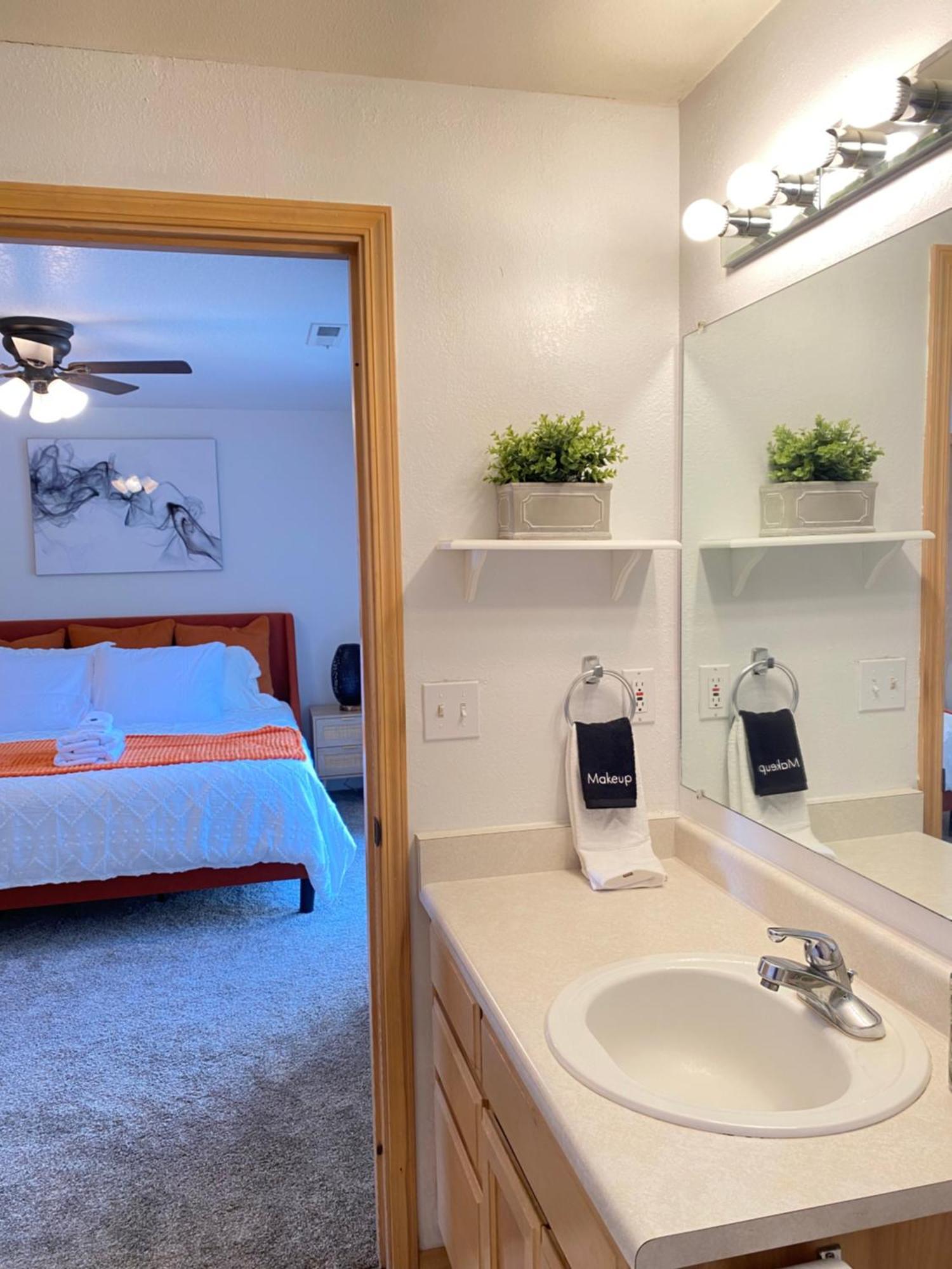 הוילה מדפורד Hot Tub! King Bed-Firepitt-Near Airport& Freeway מראה חיצוני תמונה