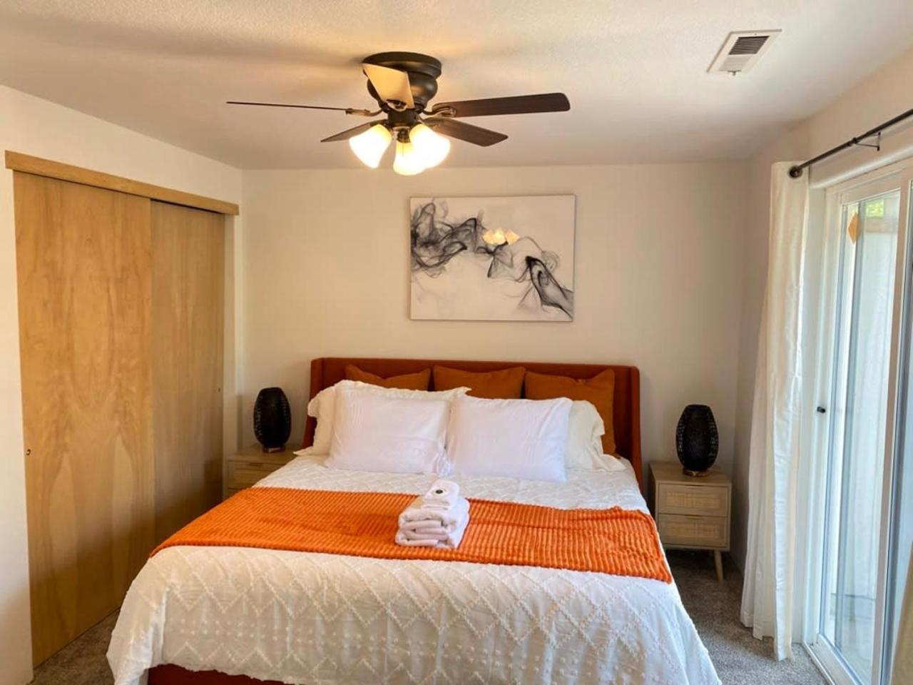 הוילה מדפורד Hot Tub! King Bed-Firepitt-Near Airport& Freeway מראה חיצוני תמונה