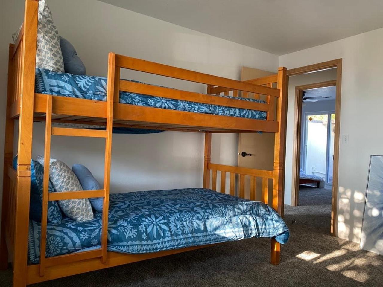 הוילה מדפורד Hot Tub! King Bed-Firepitt-Near Airport& Freeway מראה חיצוני תמונה