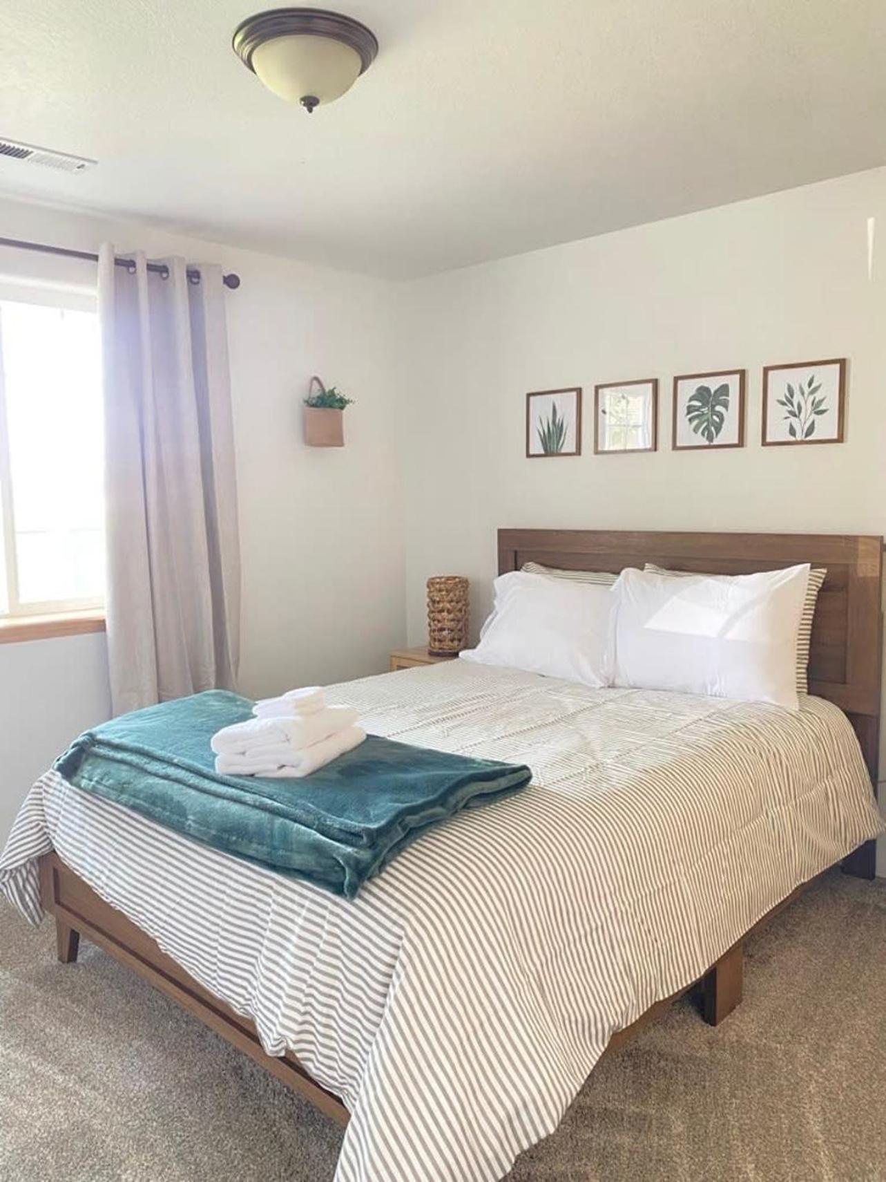 הוילה מדפורד Hot Tub! King Bed-Firepitt-Near Airport& Freeway מראה חיצוני תמונה
