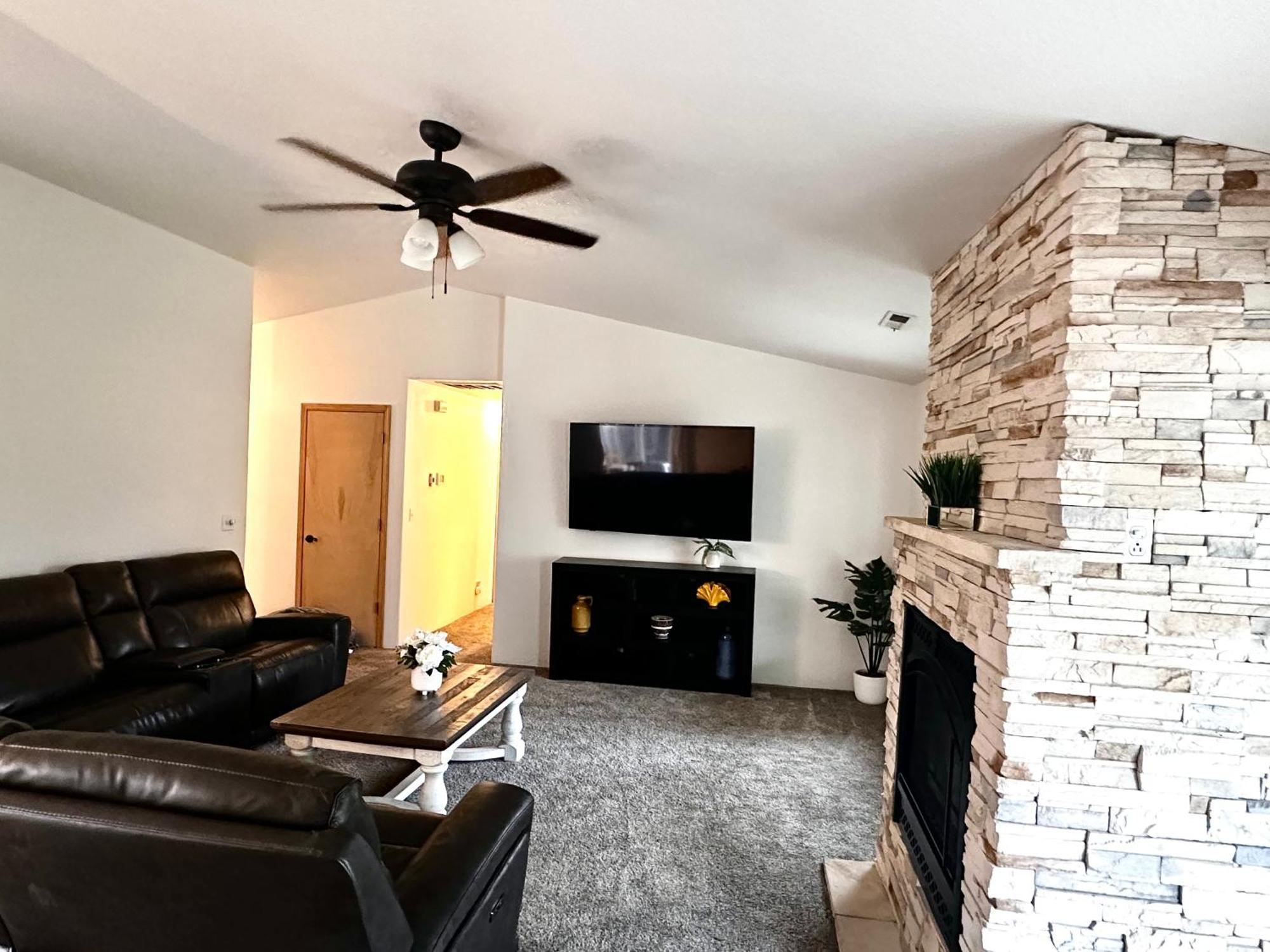 הוילה מדפורד Hot Tub! King Bed-Firepitt-Near Airport& Freeway מראה חיצוני תמונה
