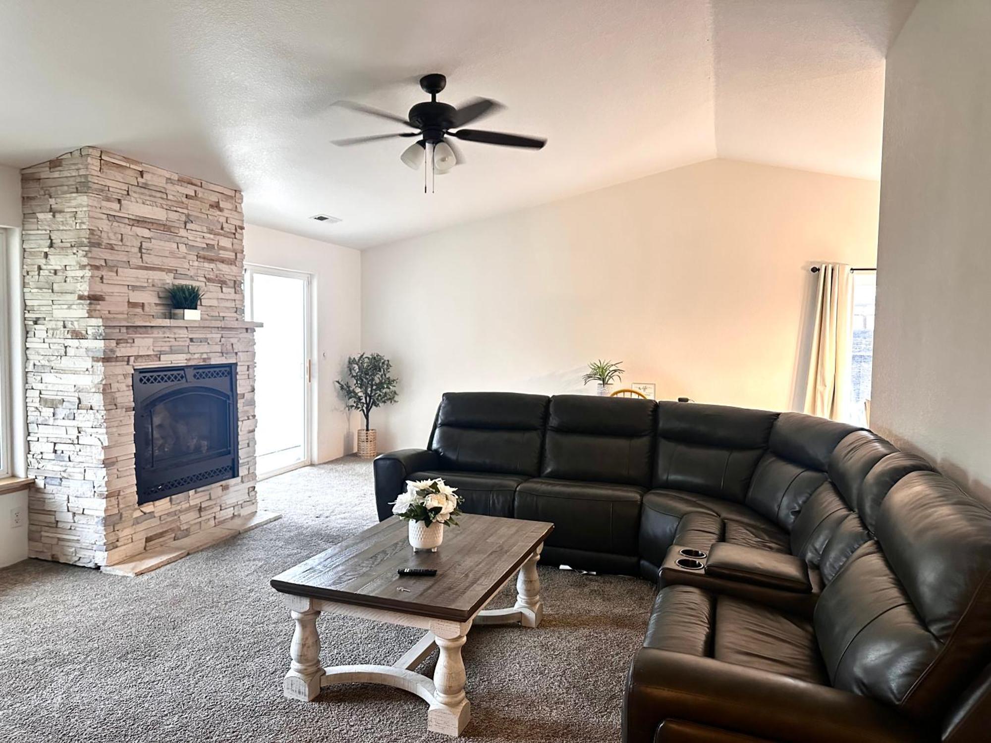 הוילה מדפורד Hot Tub! King Bed-Firepitt-Near Airport& Freeway מראה חיצוני תמונה