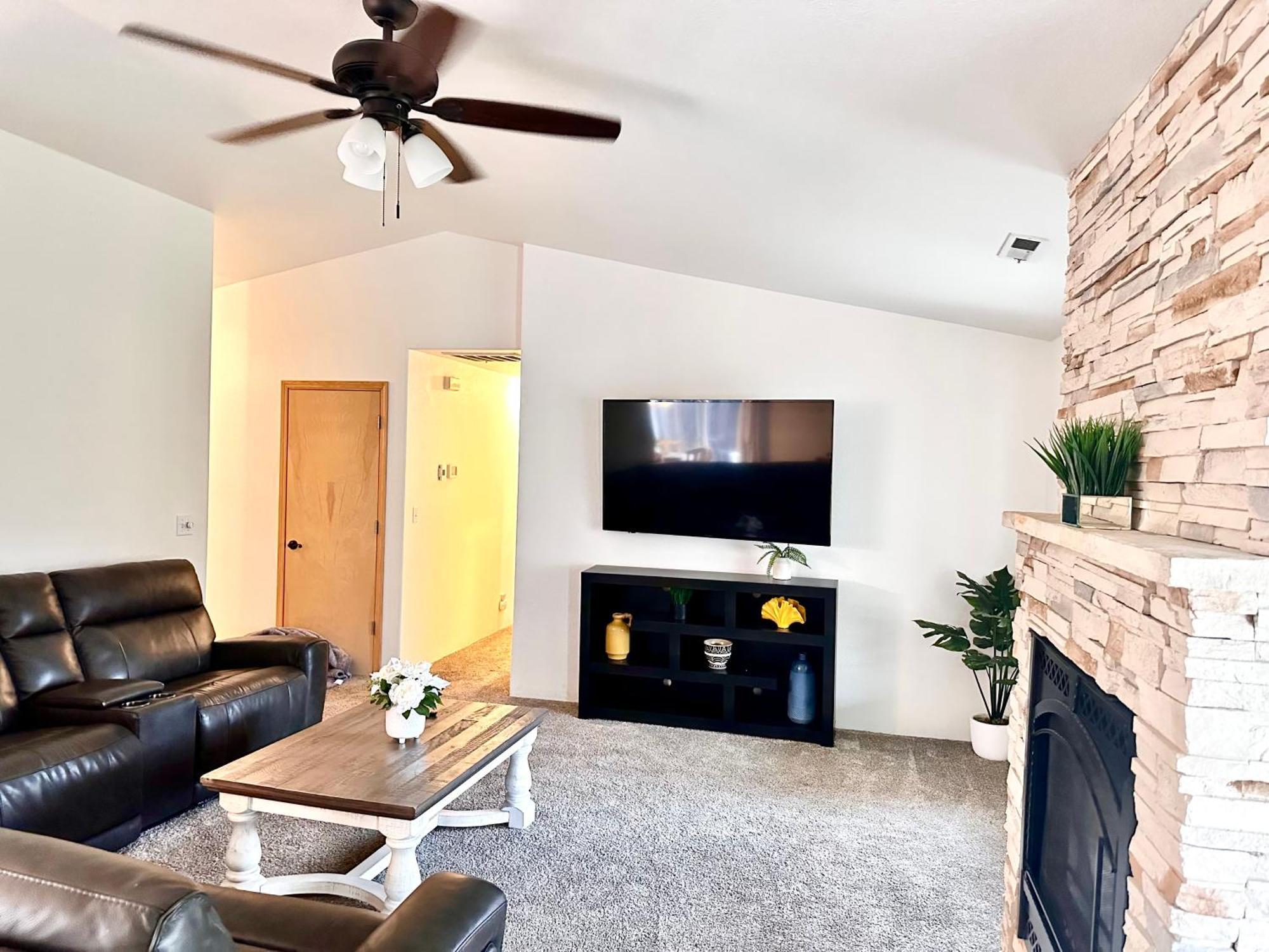 הוילה מדפורד Hot Tub! King Bed-Firepitt-Near Airport& Freeway מראה חיצוני תמונה