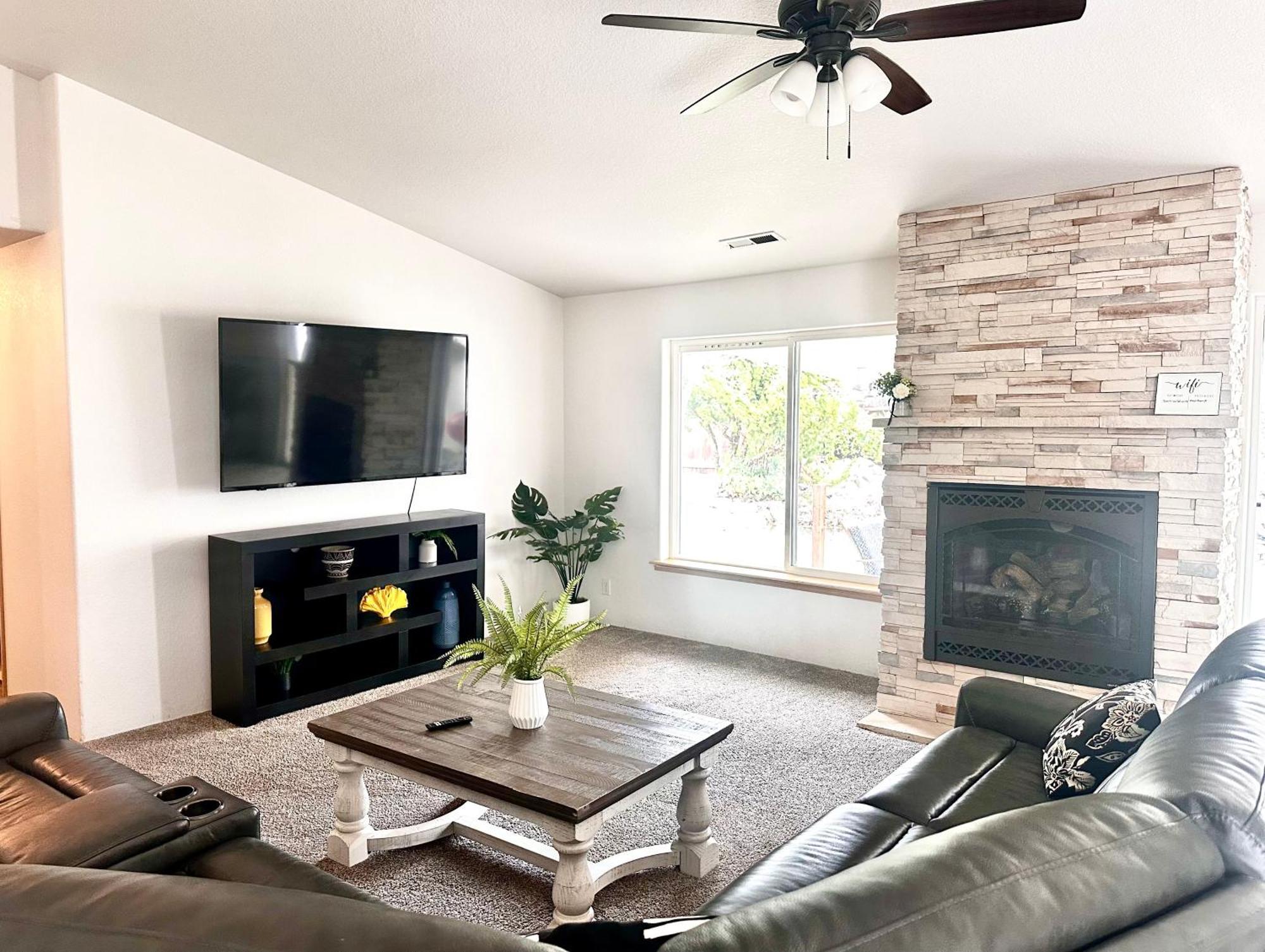 הוילה מדפורד Hot Tub! King Bed-Firepitt-Near Airport& Freeway מראה חיצוני תמונה